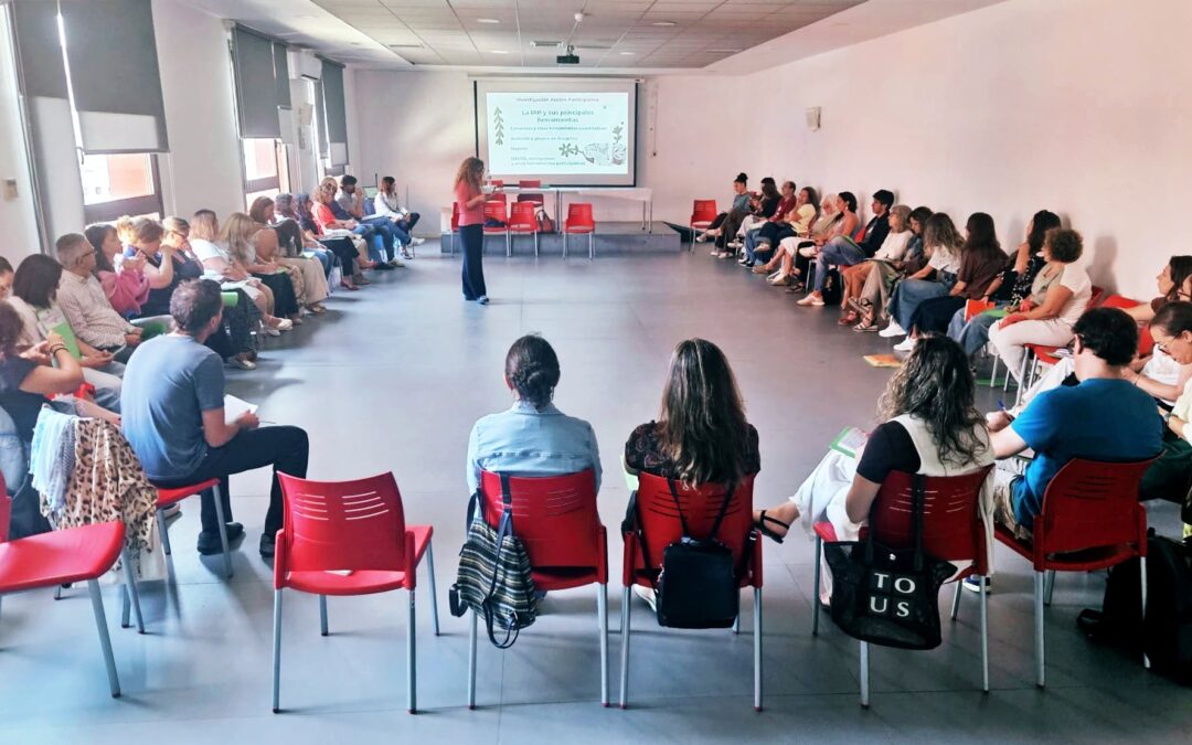 Formación intensiva con los equipos de Servicios Sociales, dando fuerza y método a los procesos de intervención comunitaria.